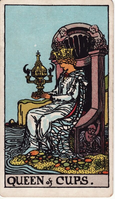 Королева Кубков — карта Таро Райдера-Уэйта: королева сидит на берегу моря, вглядываясь в закрытый богато украшенный кубок